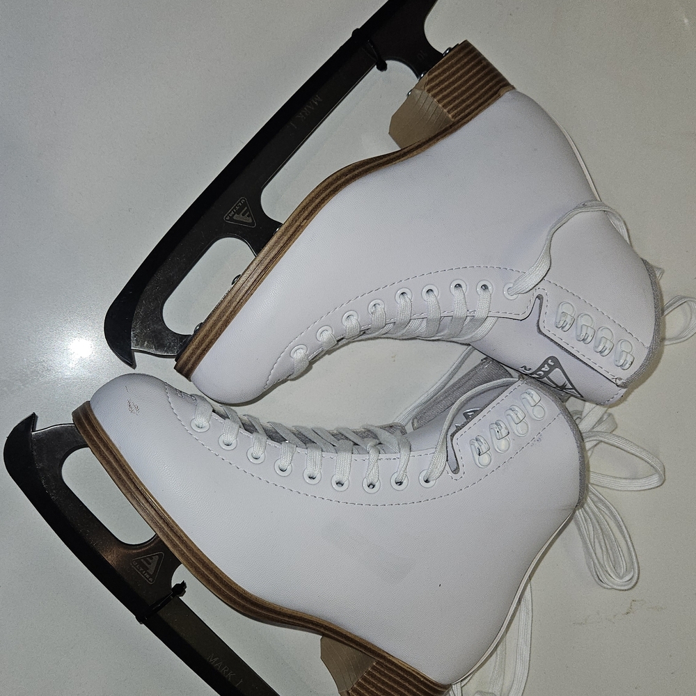 JACKSON White Athletic Ice Skates